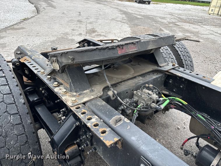 image for item EN5738 2022 Volvo VNR semi truck