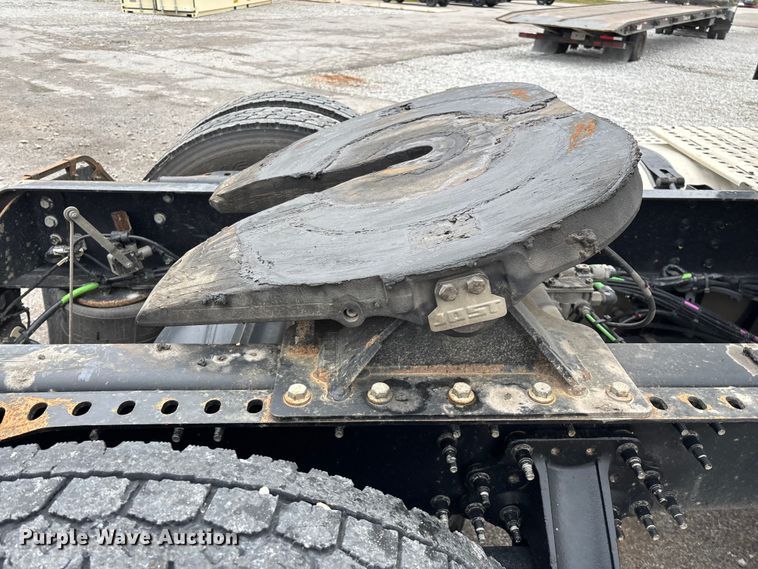 image for item EN5738 2022 Volvo VNR semi truck