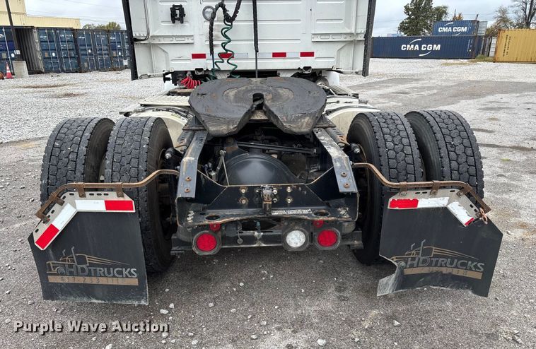 image for item EN5738 2022 Volvo VNR semi truck