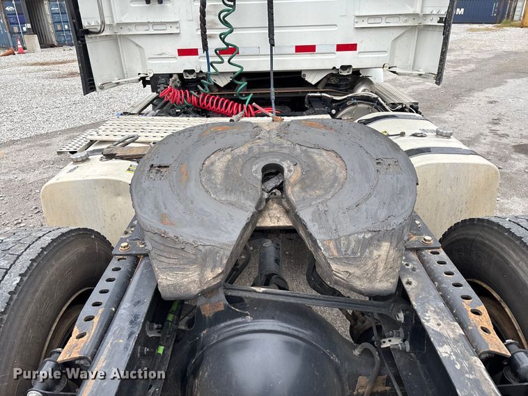 image for item EN5738 2022 Volvo VNR semi truck