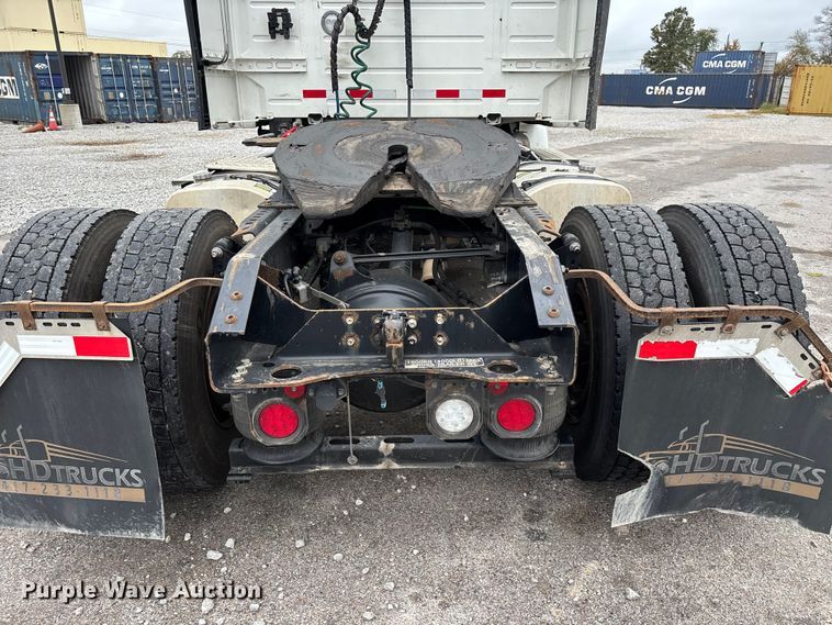 image for item EN5738 2022 Volvo VNR semi truck