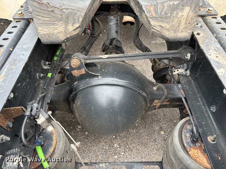 image for item EN5738 2022 Volvo VNR semi truck