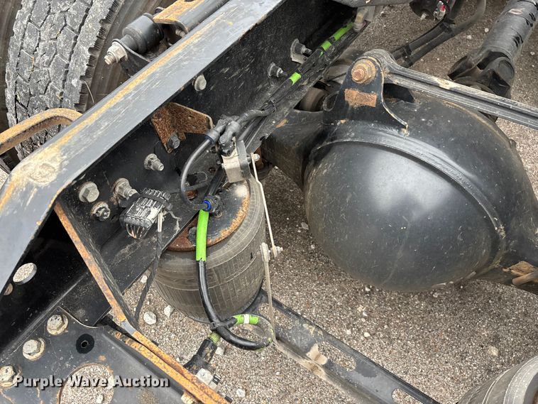 image for item EN5738 2022 Volvo VNR semi truck