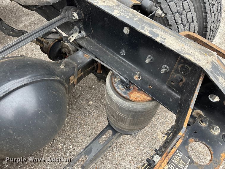 image for item EN5738 2022 Volvo VNR semi truck