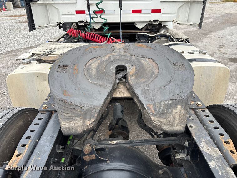 image for item EN5738 2022 Volvo VNR semi truck