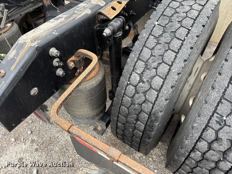 image for item EN5738 2022 Volvo VNR semi truck