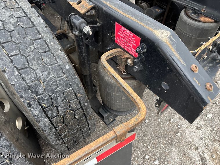 image for item EN5738 2022 Volvo VNR semi truck