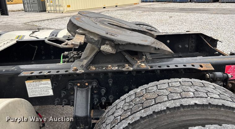 image for item EN5738 2022 Volvo VNR semi truck