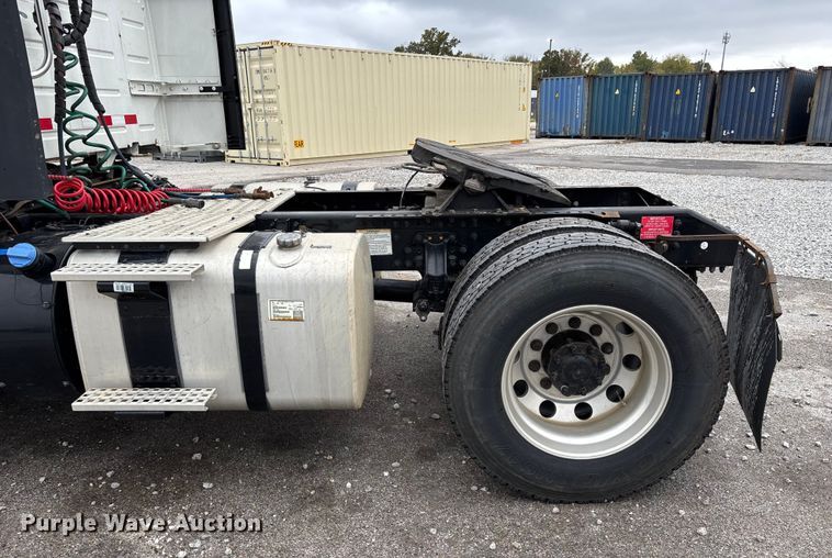 image for item EN5738 2022 Volvo VNR semi truck