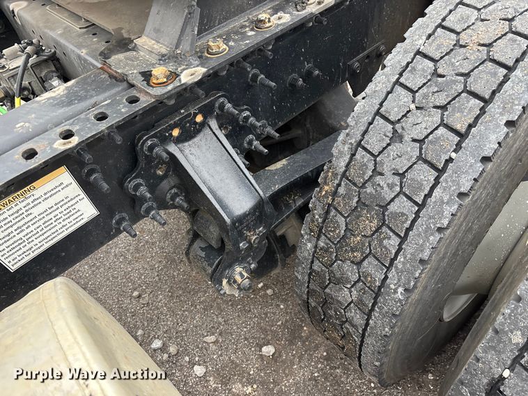 image for item EN5738 2022 Volvo VNR semi truck