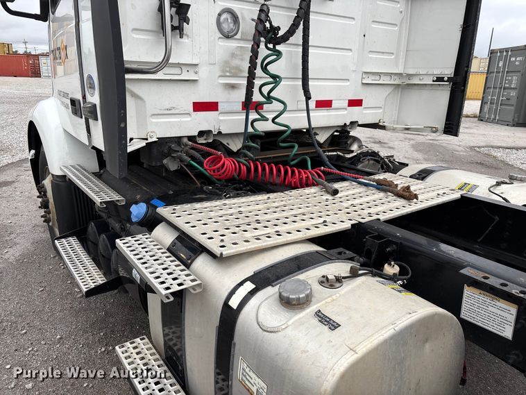 image for item EN5738 2022 Volvo VNR semi truck