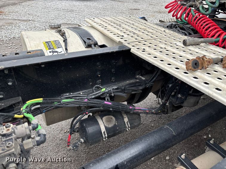 image for item EN5738 2022 Volvo VNR semi truck