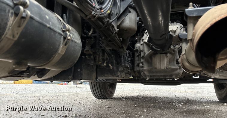 image for item EN5738 2022 Volvo VNR semi truck