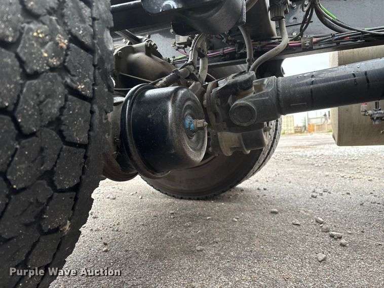 image for item EN5738 2022 Volvo VNR semi truck