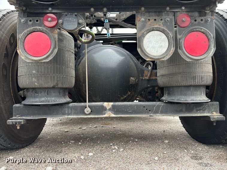 image for item EN5738 2022 Volvo VNR semi truck