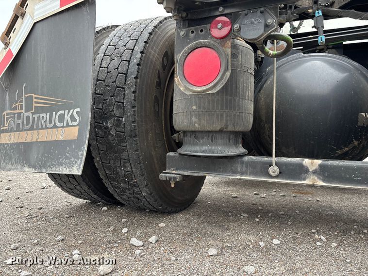 image for item EN5738 2022 Volvo VNR semi truck