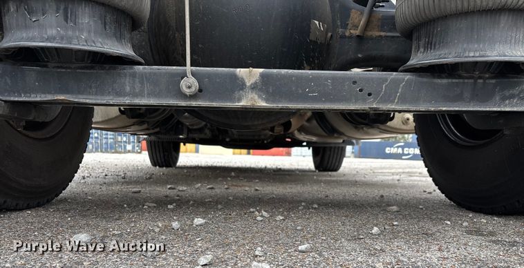 image for item EN5738 2022 Volvo VNR semi truck