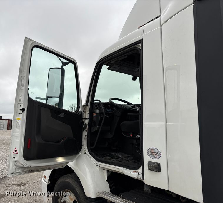 image for item EN5738 2022 Volvo VNR semi truck