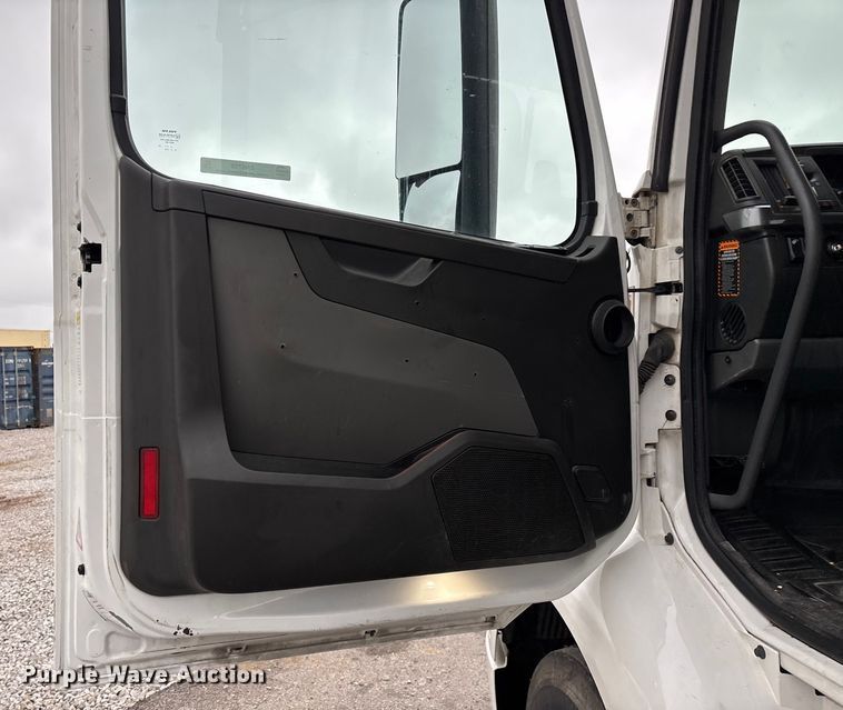 image for item EN5738 2022 Volvo VNR semi truck