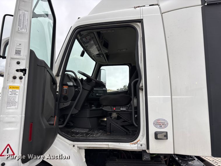 image for item EN5738 2022 Volvo VNR semi truck