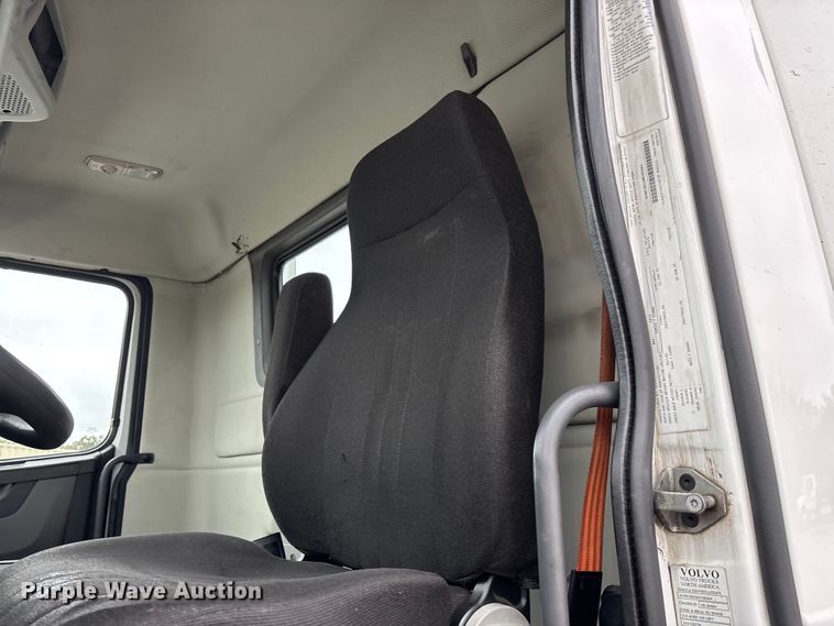 image for item EN5738 2022 Volvo VNR semi truck