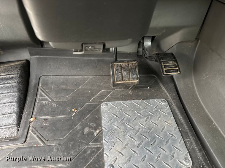 image for item EN5738 2022 Volvo VNR semi truck