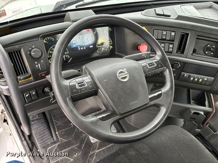 image for item EN5738 2022 Volvo VNR semi truck