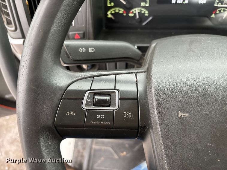 image for item EN5738 2022 Volvo VNR semi truck