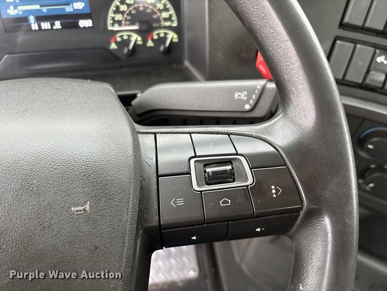 image for item EN5738 2022 Volvo VNR semi truck