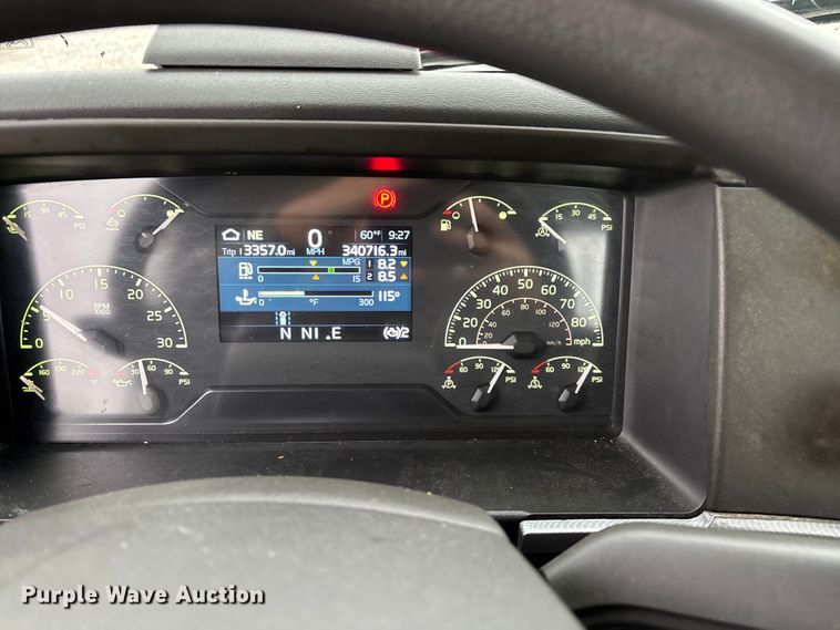 image for item EN5738 2022 Volvo VNR semi truck