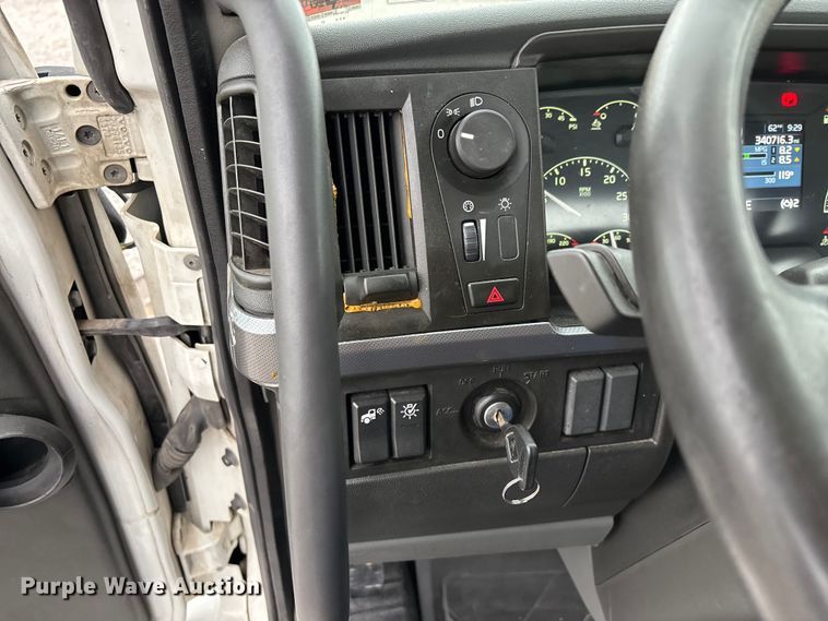 image for item EN5738 2022 Volvo VNR semi truck