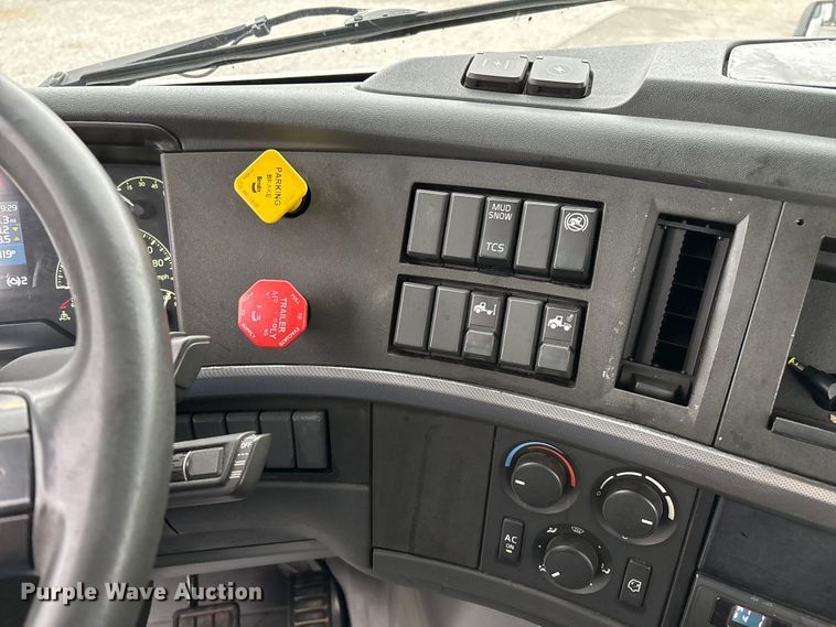 image for item EN5738 2022 Volvo VNR semi truck