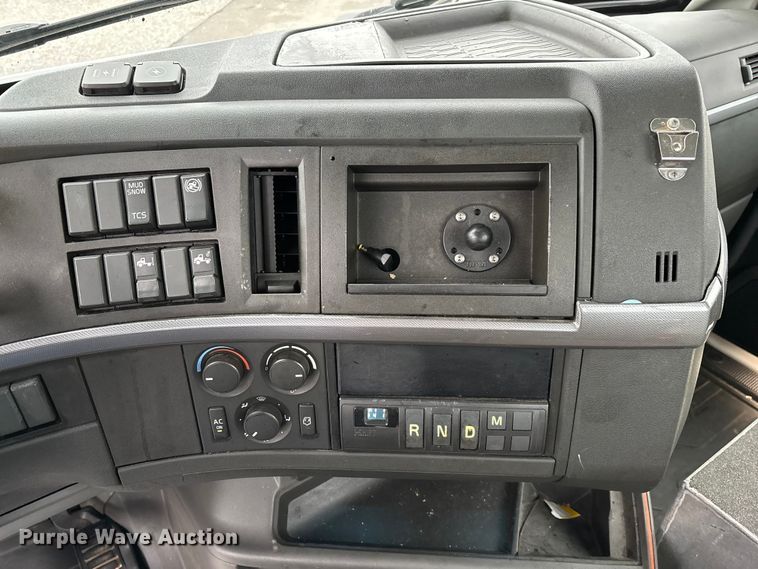 image for item EN5738 2022 Volvo VNR semi truck