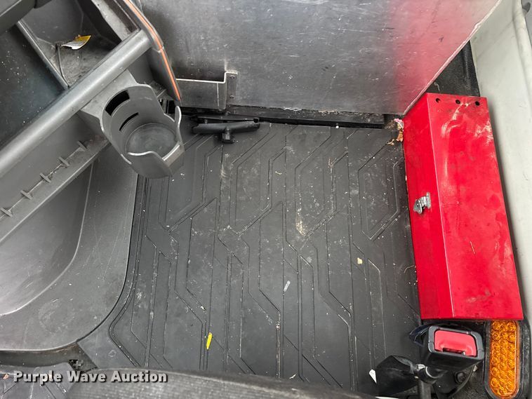 image for item EN5738 2022 Volvo VNR semi truck