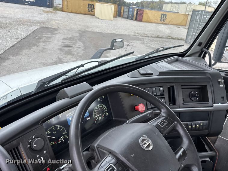 image for item EN5738 2022 Volvo VNR semi truck