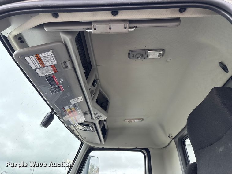 image for item EN5738 2022 Volvo VNR semi truck