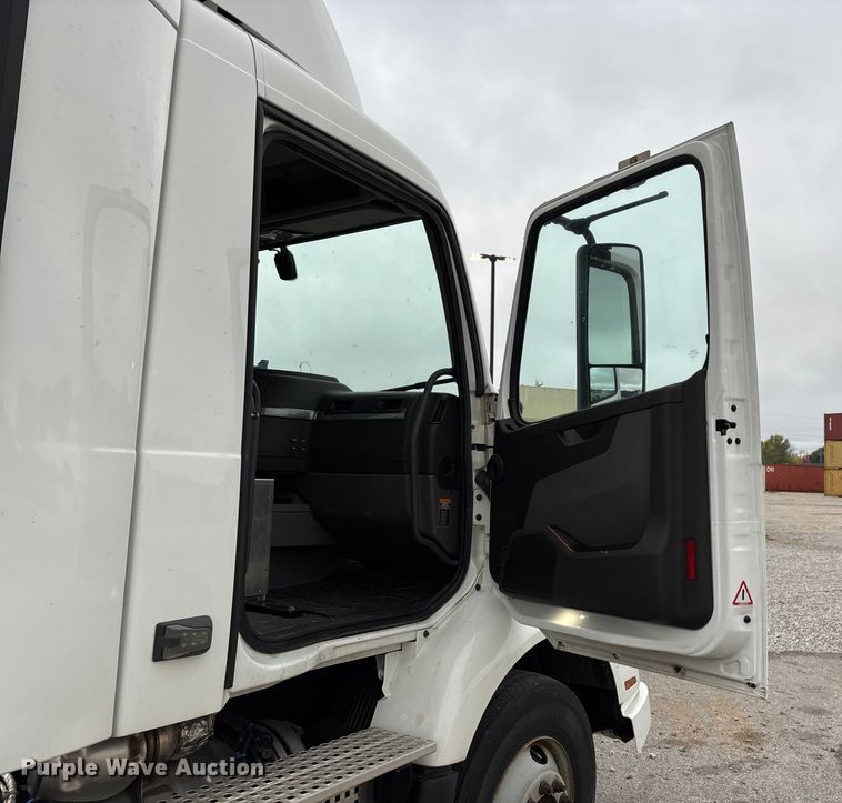 image for item EN5738 2022 Volvo VNR semi truck
