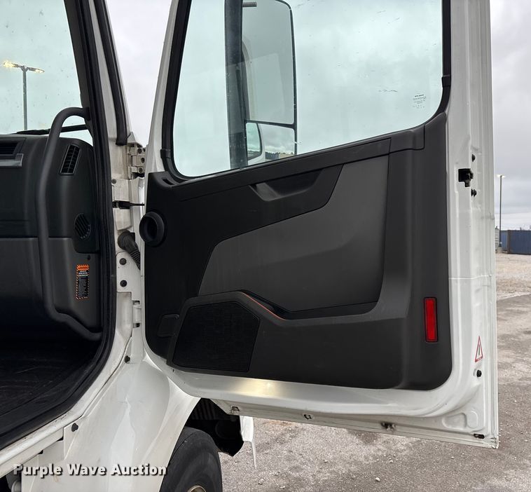 image for item EN5738 2022 Volvo VNR semi truck