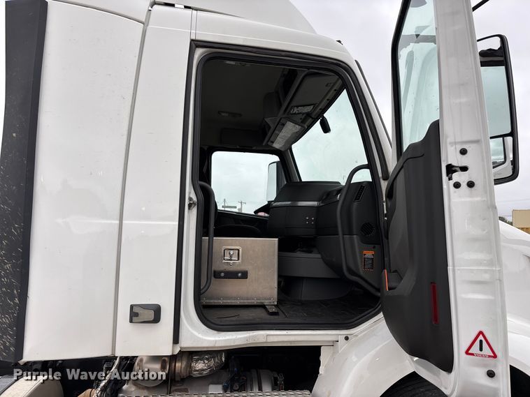 image for item EN5738 2022 Volvo VNR semi truck