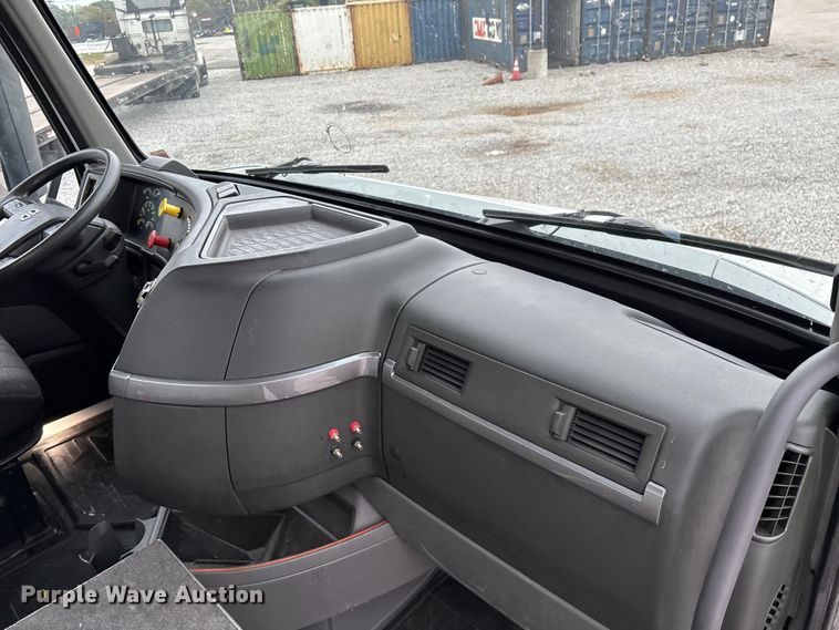 image for item EN5738 2022 Volvo VNR semi truck