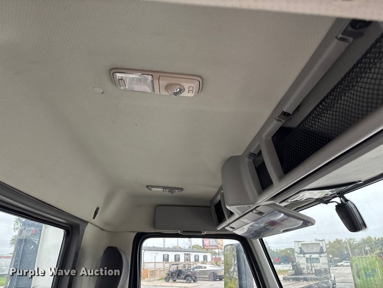 image for item EN5738 2022 Volvo VNR semi truck