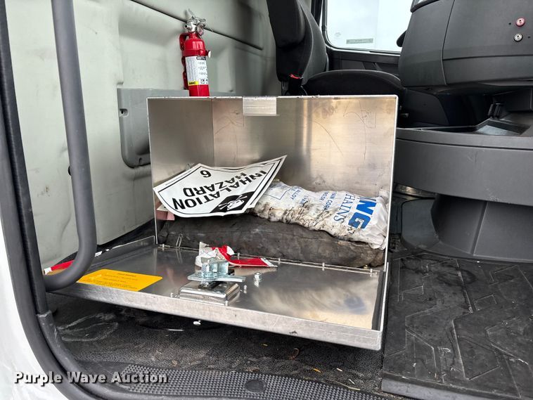 image for item EN5738 2022 Volvo VNR semi truck