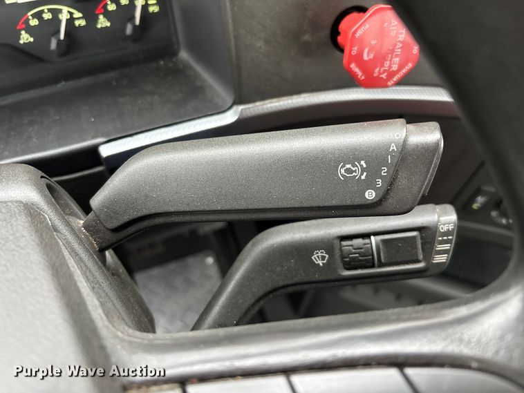 image for item EN5738 2022 Volvo VNR semi truck