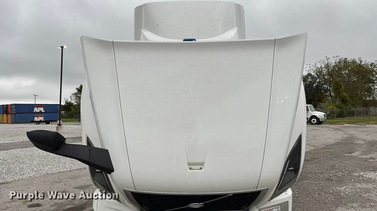 image for item EN5738 2022 Volvo VNR semi truck