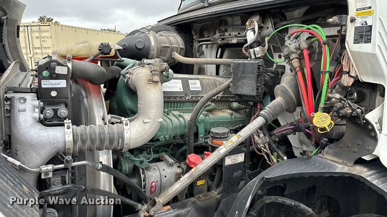 image for item EN5738 2022 Volvo VNR semi truck