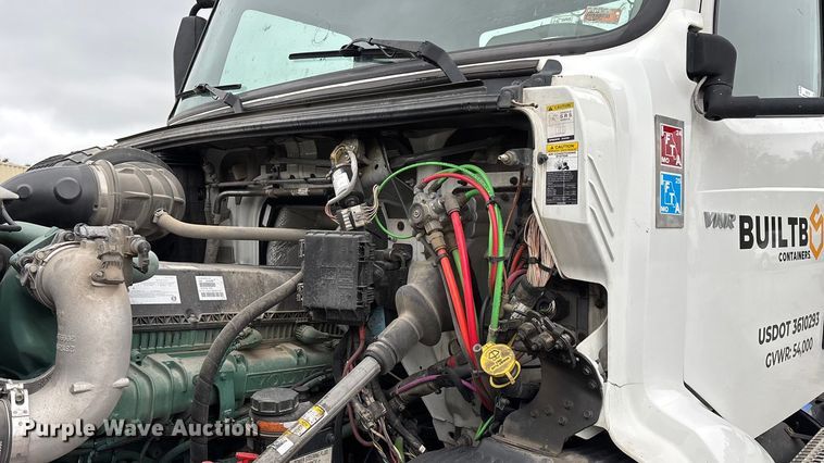 image for item EN5738 2022 Volvo VNR semi truck