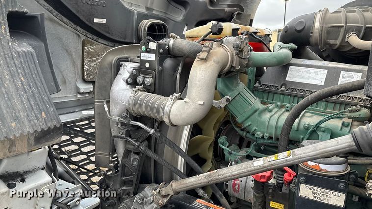 image for item EN5738 2022 Volvo VNR semi truck