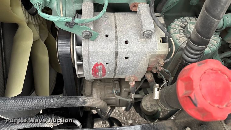 image for item EN5738 2022 Volvo VNR semi truck