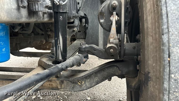 image for item EN5738 2022 Volvo VNR semi truck