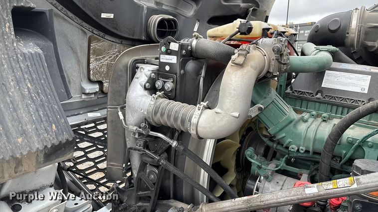 image for item EN5738 2022 Volvo VNR semi truck